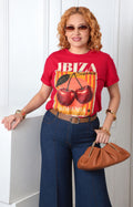 Blusa roja con estampado gráfico de la marca Boutiquemirel, estilo regular, mostrando el diseño y el tejido de la prenda.