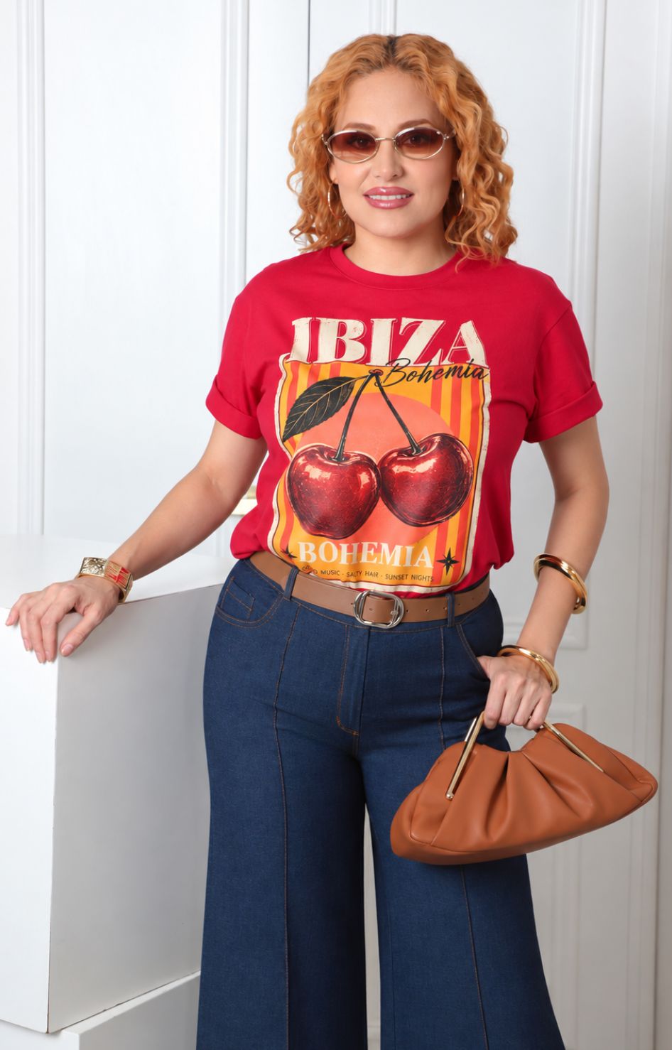 Blusa roja con estampado gráfico de la marca Boutiquemirel, estilo regular, mostrando el diseño y el tejido de la prenda.