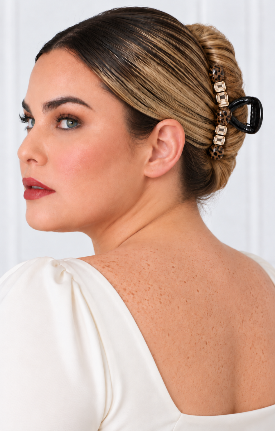 Pinza para cabello Boutiquemirel con perlas, accesorio elegante para peinados y recogidos, en color dorado y perlas blancas.
