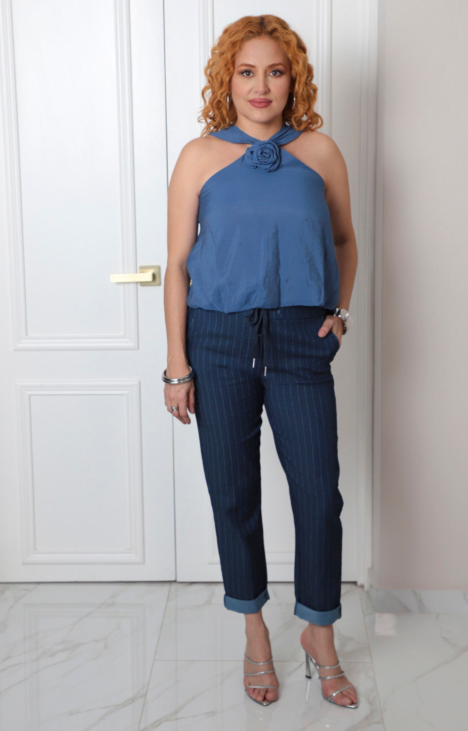 Blusa halter de Boutiquemirel con detalle fruncido, blusa regular de tela ligera y diseño ajustado en la parte superior.