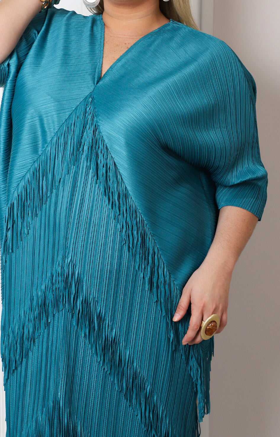Vestido de flecos con escote en V