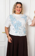 Blusa blanca con flores bordadas