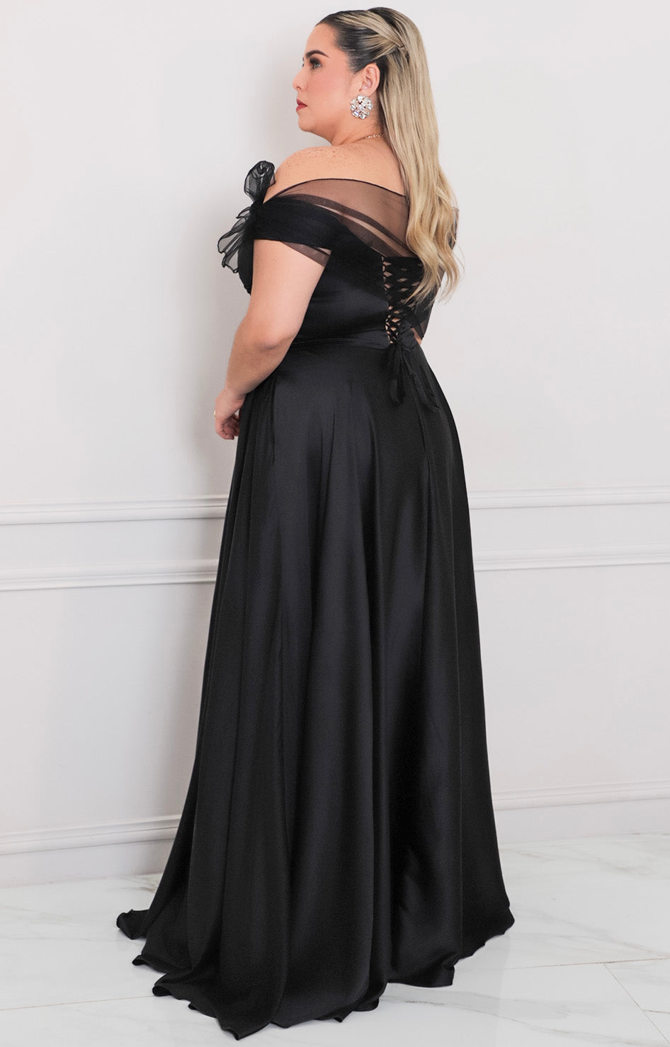 Vestido negro con hombros caídos