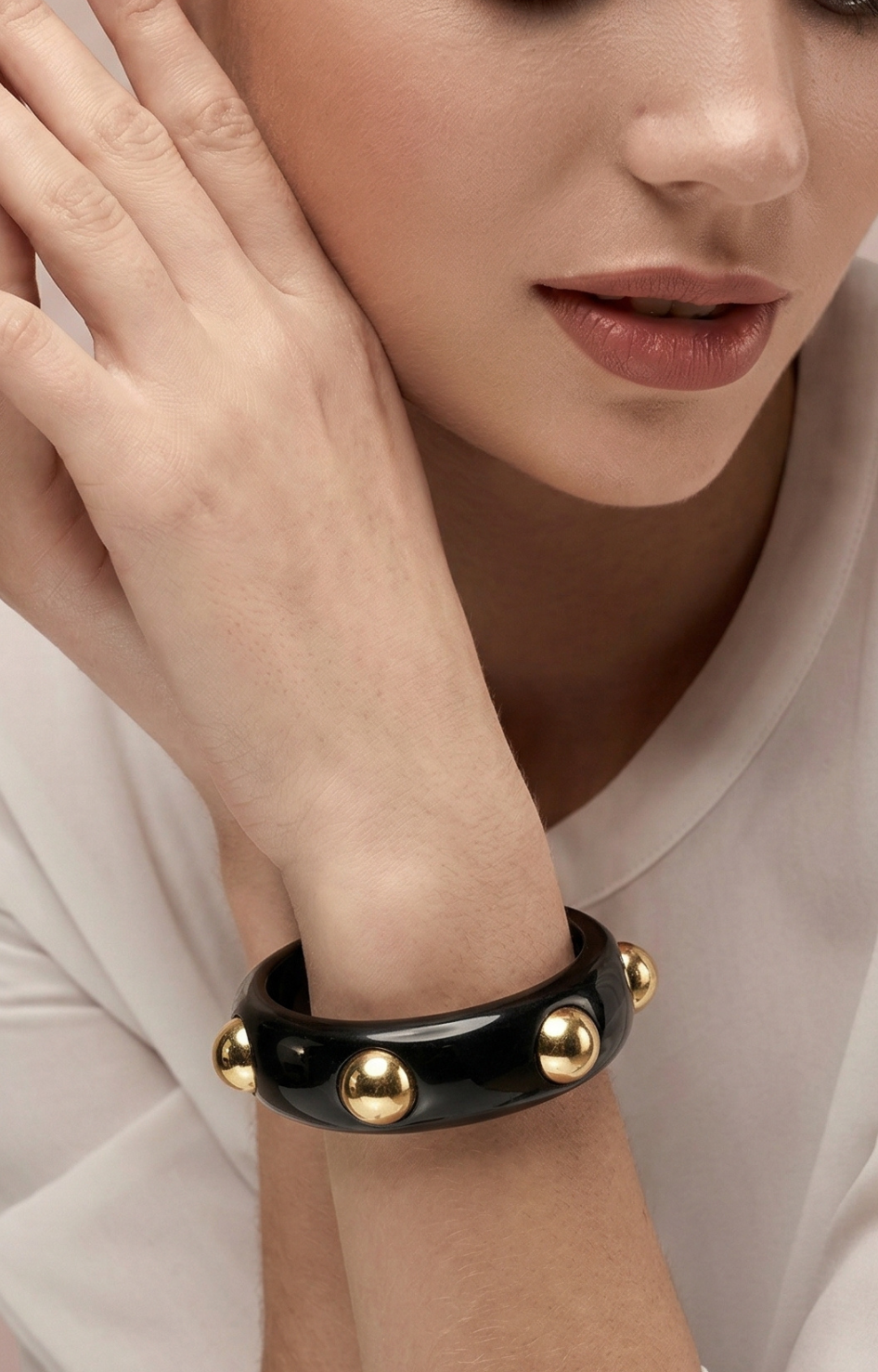 Pulsera negra con detalles dorados - PULSERA Boutiquemirel 