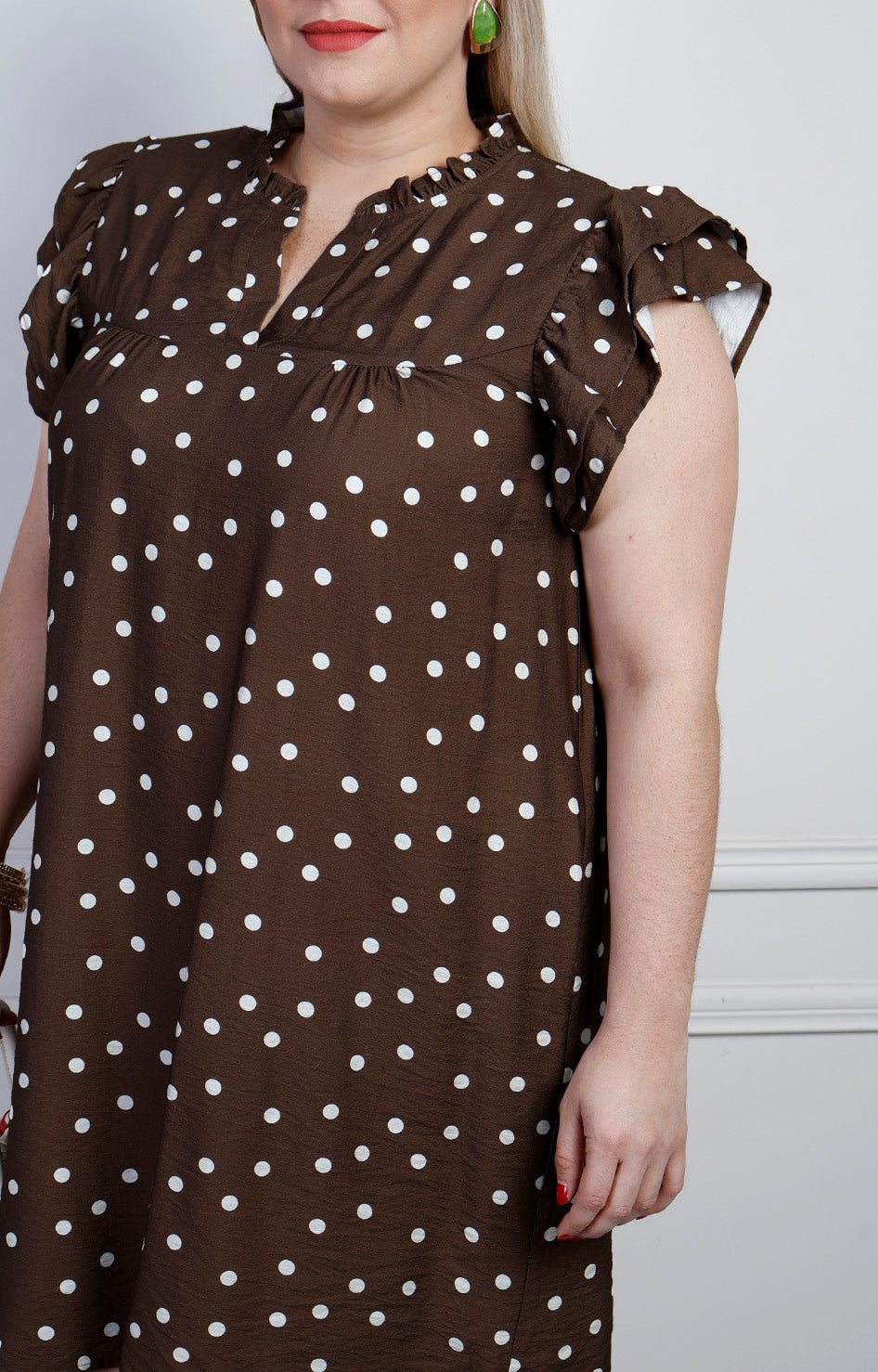 Vestido corto curvy con puntos de polka dots y mangas de olán en tela ligera, de la marca Boutiquemirel.