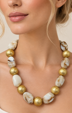 Collar llamativo de cuentas beige y doradas