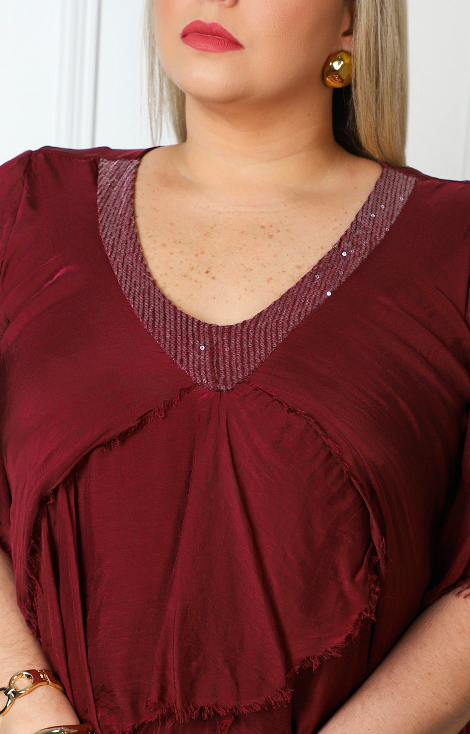 Vestido con lentejuela en escote