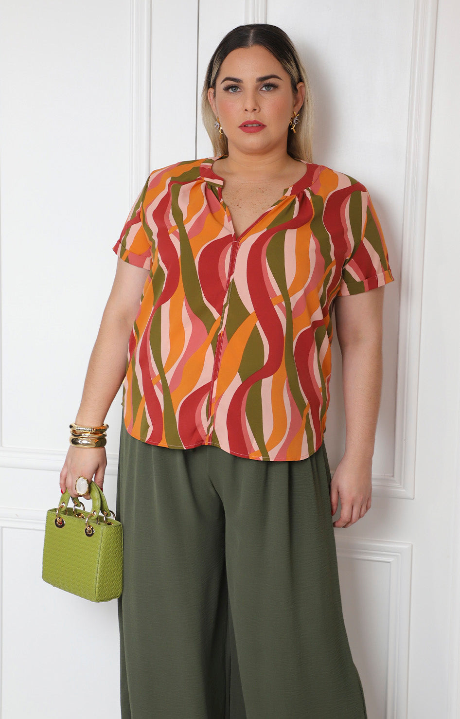 Blusa con escote en V y estampado ondulado