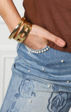 Pantalón de mezclilla con estampado floral y aplicaciones