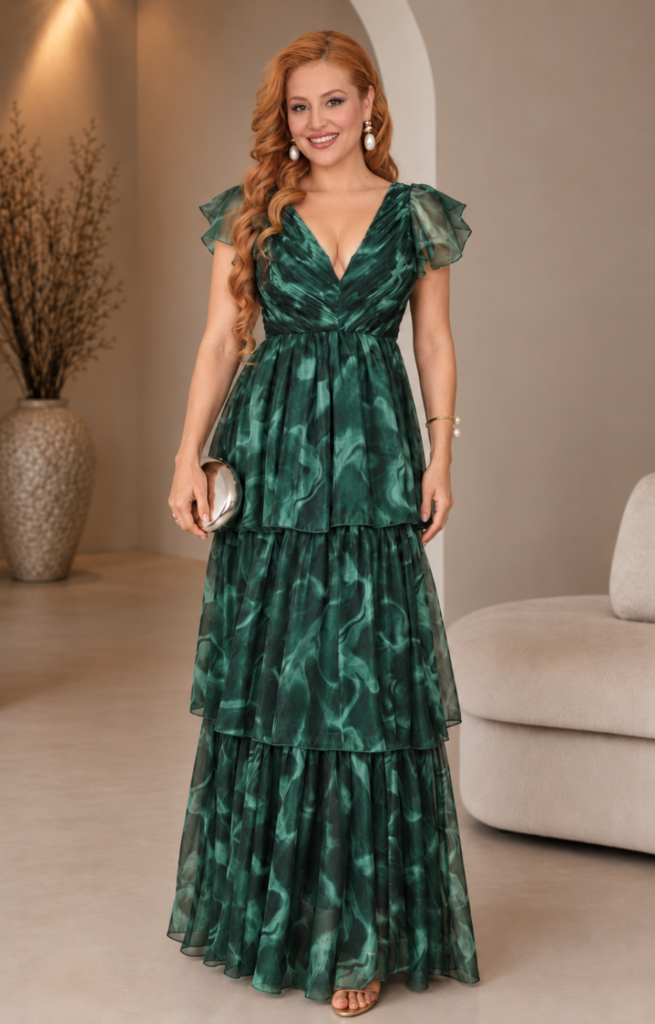 Vestido largo regular verde con estampado floral y olanes, de la marca Boutiquemirel, mostrando su diseño y detalles en la imagen