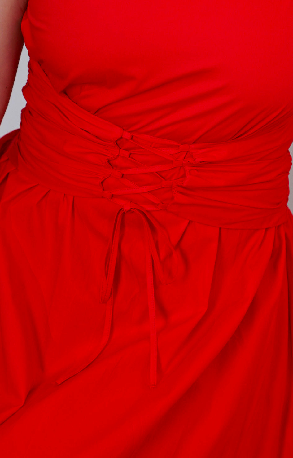 Vestido rojo con cintura fruncida