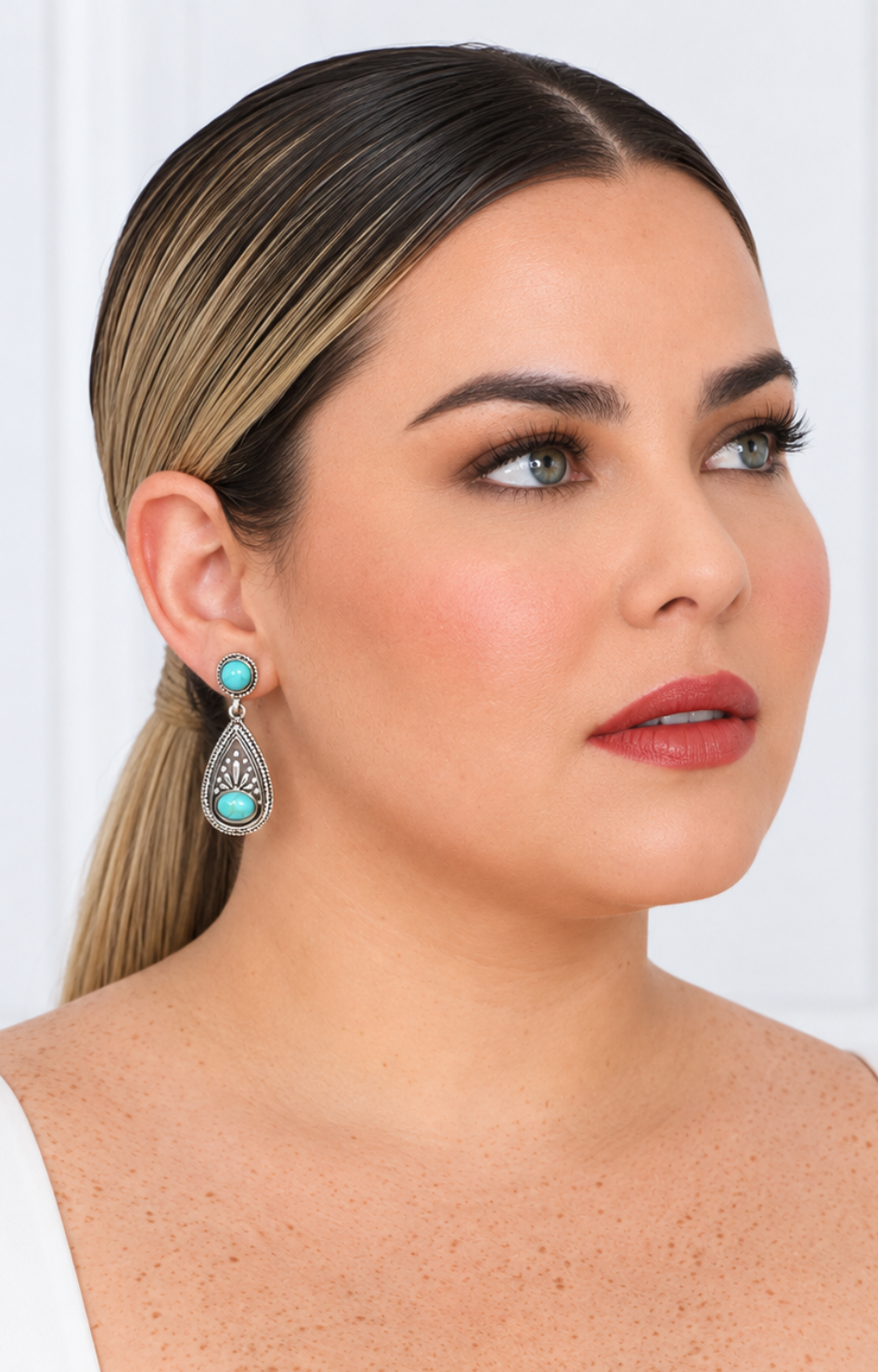 Aretes colgantes con piedra turquesa