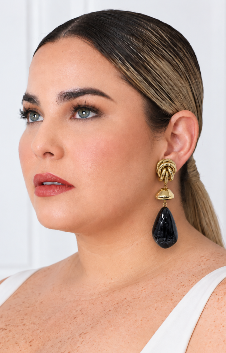 Aretes colgantes con gota negra