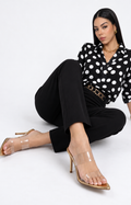 Zapatillas doradas con detalles transparentes de la marca Boutiquemirel, con diseño elegante y moderno.