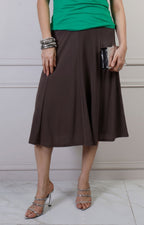 Falda midi regular con pretina elástica en tela suave, diseñada por Boutiquemirel para un estilo cómodo y elegante.