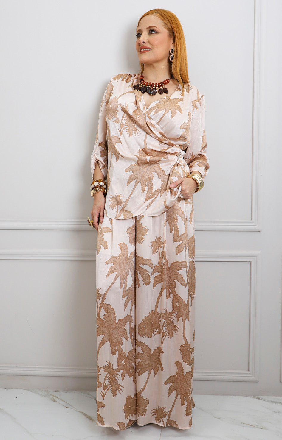 Conjunto beige cruzado con estampado de palmeras