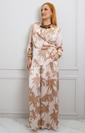 Conjunto beige cruzado con estampado de palmeras