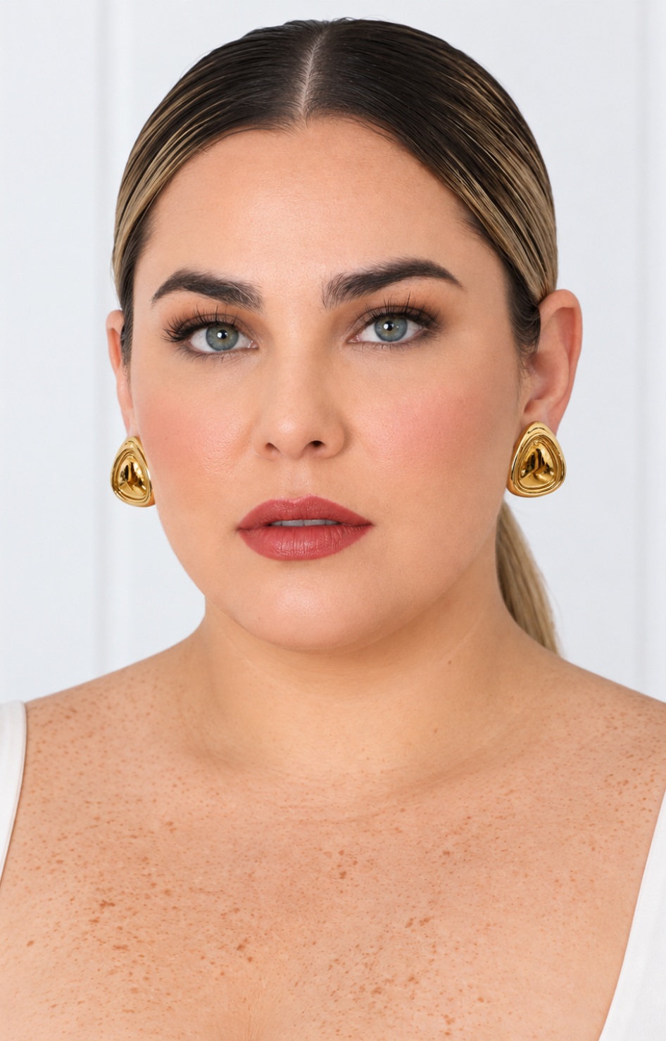 Aretes botón gota dorado de Boutiquemirel, pendientes elegantes en forma de gota con acabado dorado brillante.