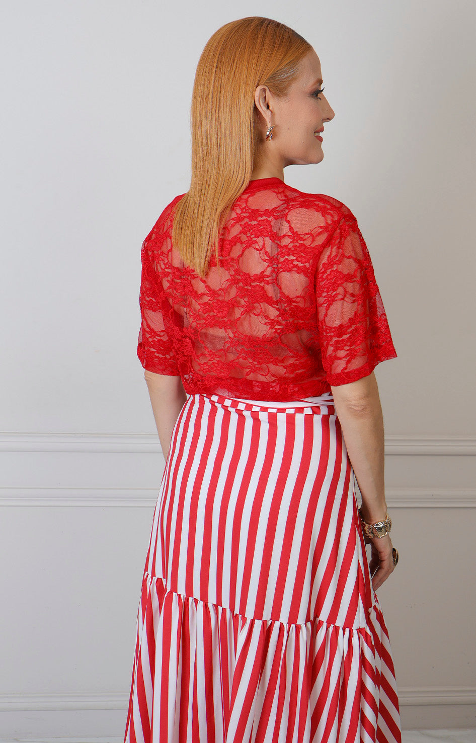 Blusa roja regular Boutiquemirel con detalles de encaje floral en el escote y las mangas