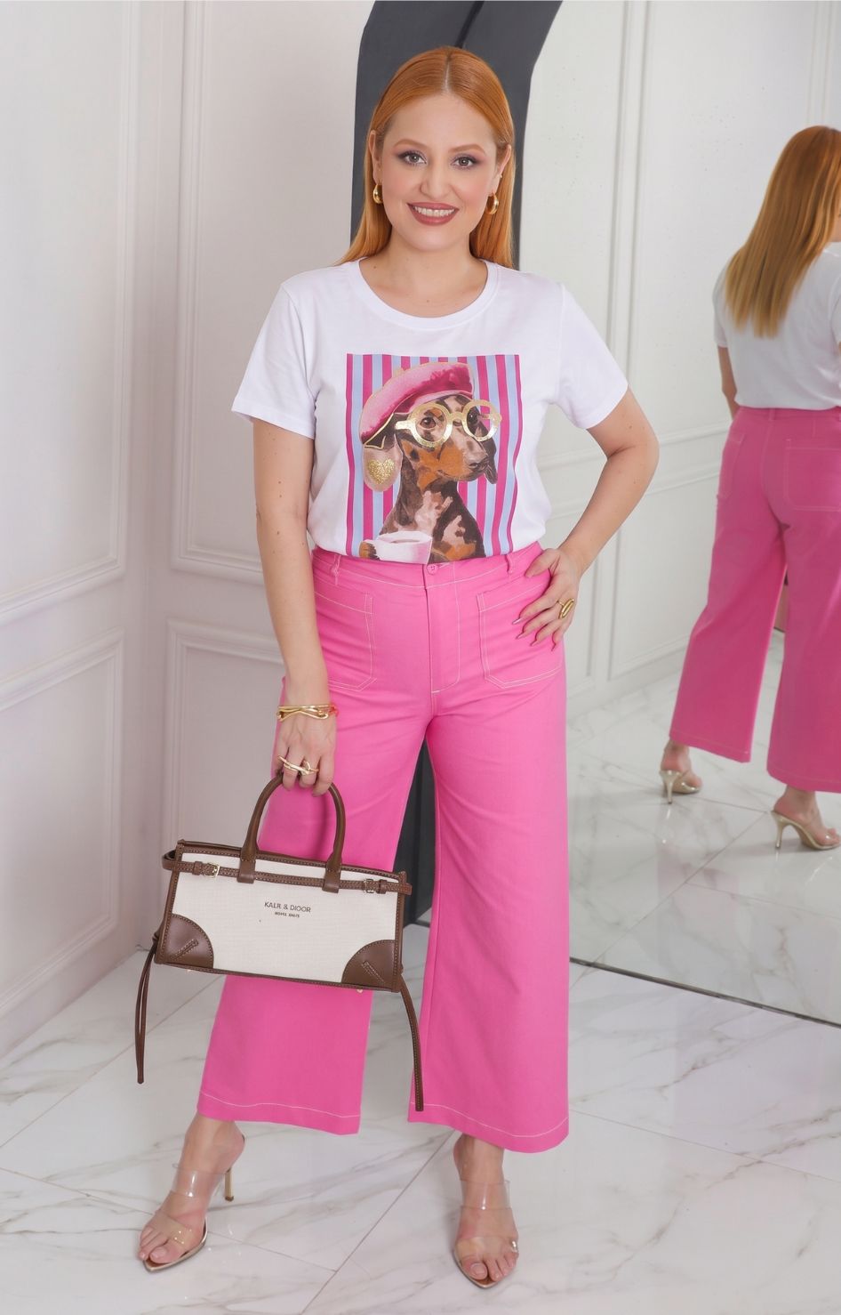 Blusa blanca con estampado de rayas y perrito