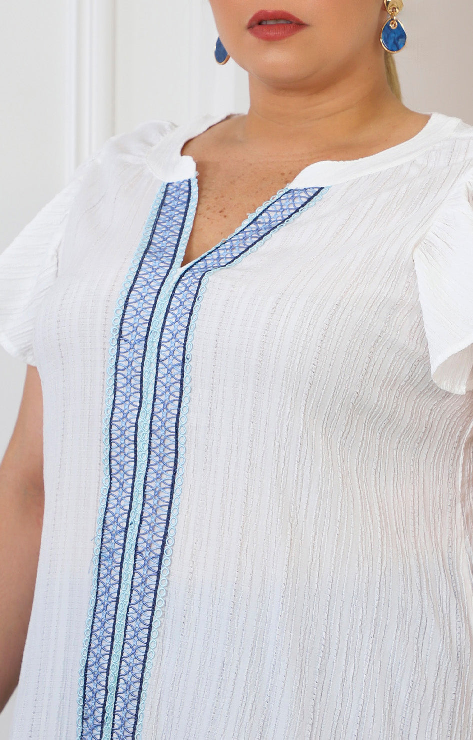 Blusa blanca con bordado azul