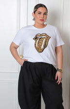 Blusa animal print con pedrería de la marca Boutiquemirel, pieza de moda curvy, con diseño elegante y detalles brillantes.