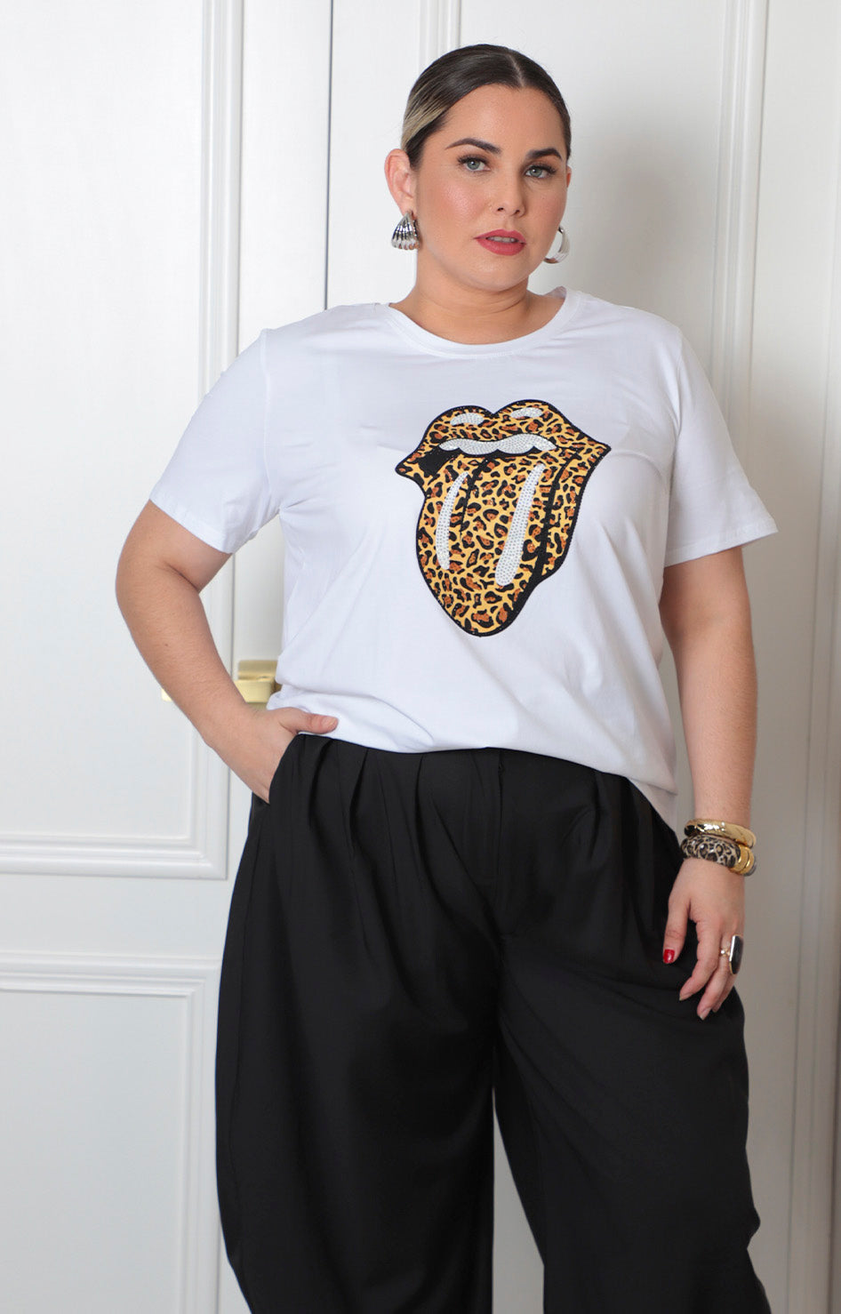 Blusa animal print con pedrería de la marca Boutiquemirel, pieza de moda curvy, con diseño elegante y detalles brillantes.