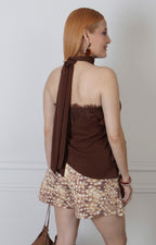Blusa halter de encaje Boutiquemirel, diseño regular y detalles delicados visibles en la prenda