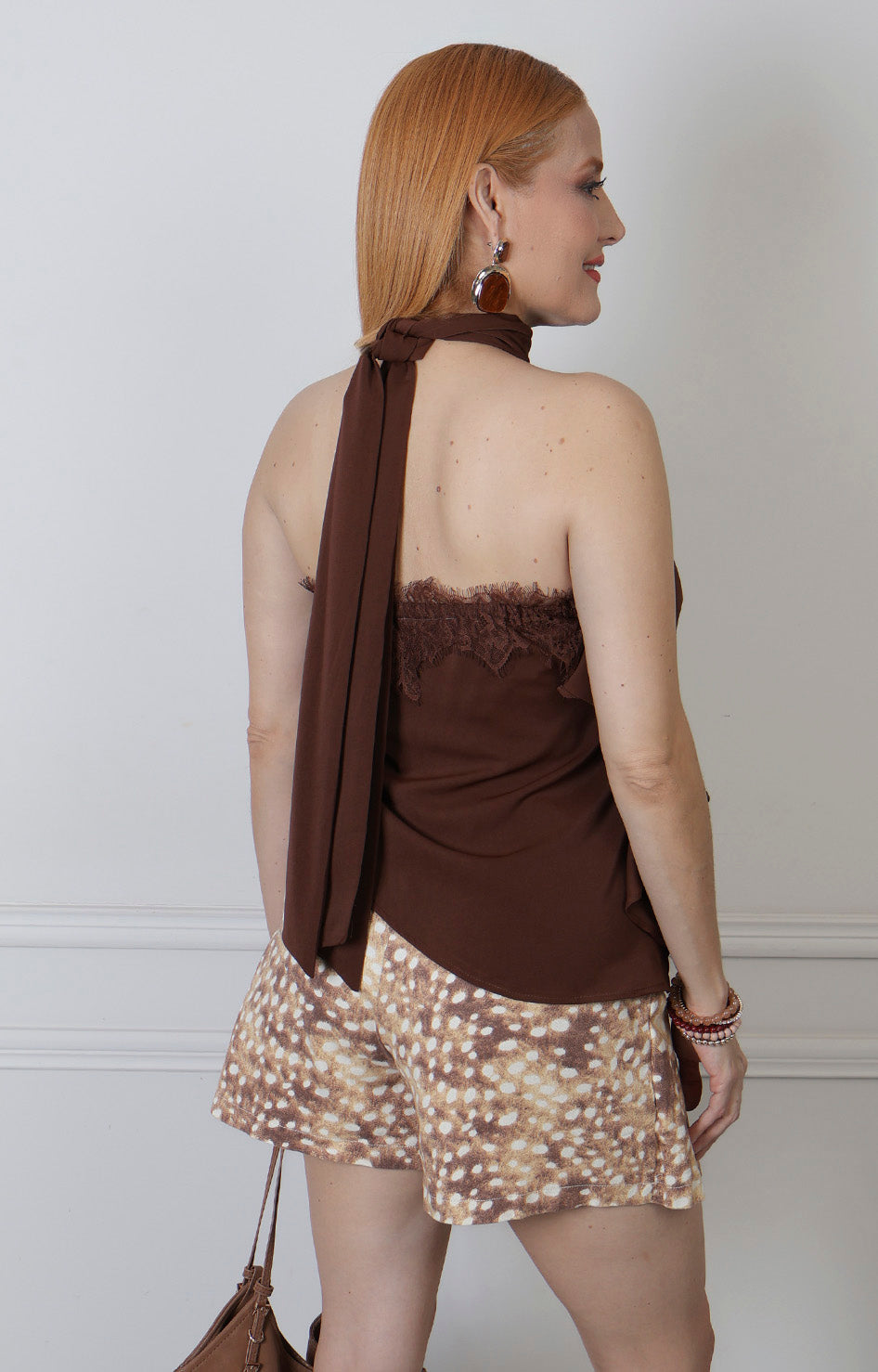 Blusa halter de encaje Boutiquemirel, diseño regular y detalles delicados visibles en la prenda