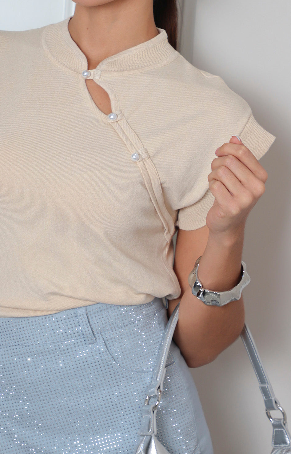Blusa regular de Boutiquemirel con cierre diagonal de botones, tela suave y diseño elegante para ocasiones casuales.
