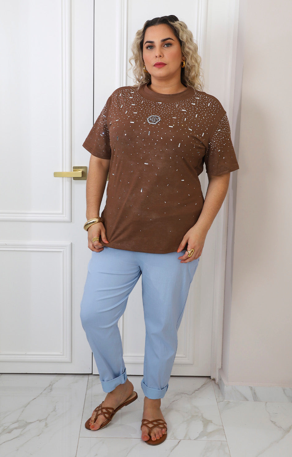 Blusa café con aplicaciones