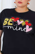 Blusa negra con estampado y aplicaciones