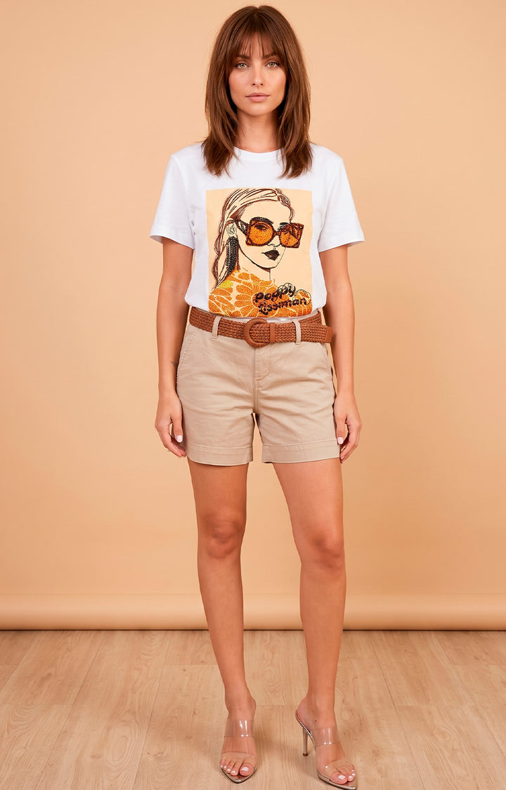 Blusa blanca con estampado y aplicaciones