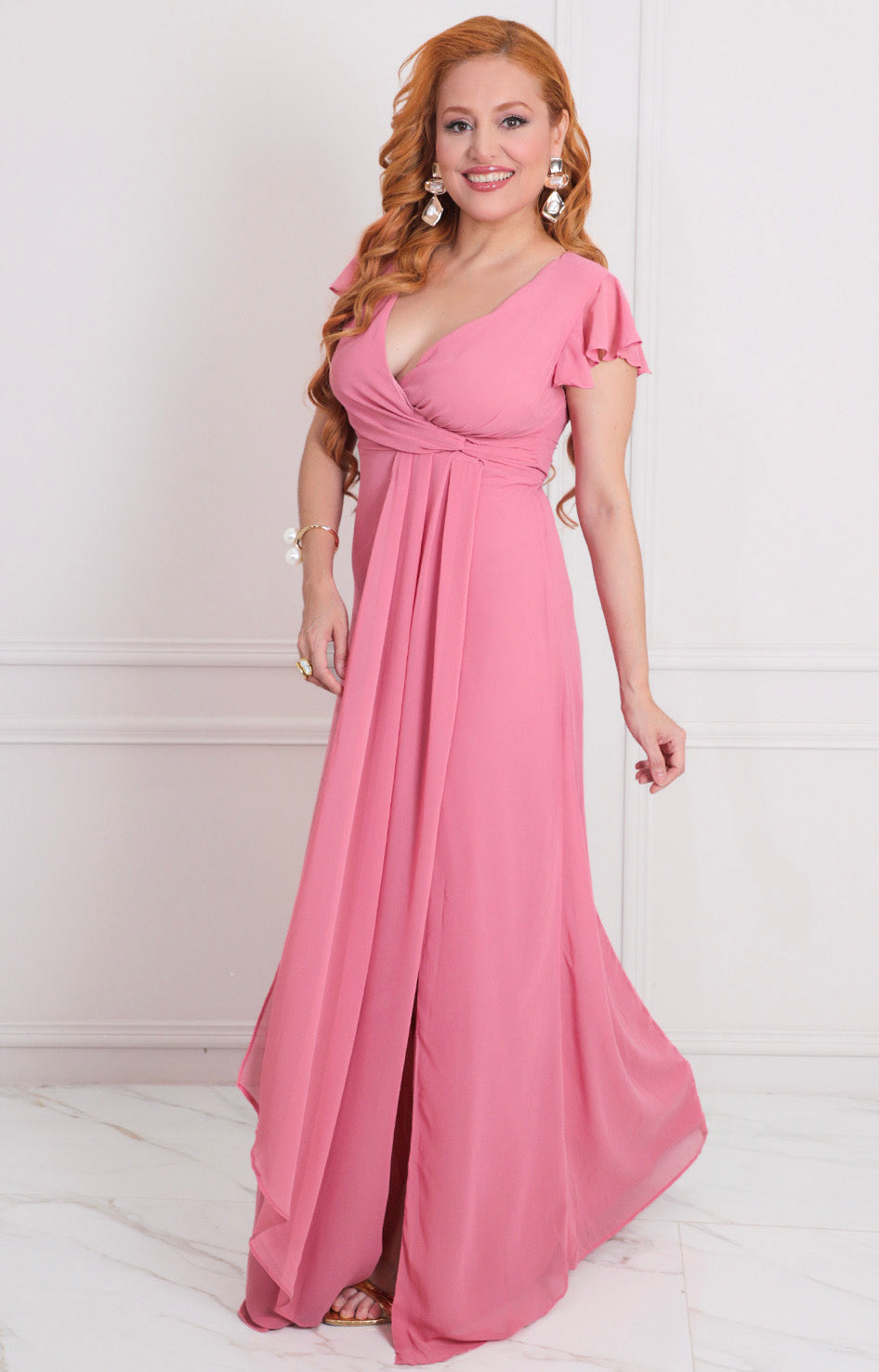 Vestido largo con mangas de la marca MANIJU, diseño regular, en tela fluida y elegante, mostrando la prenda en un entorno casual.