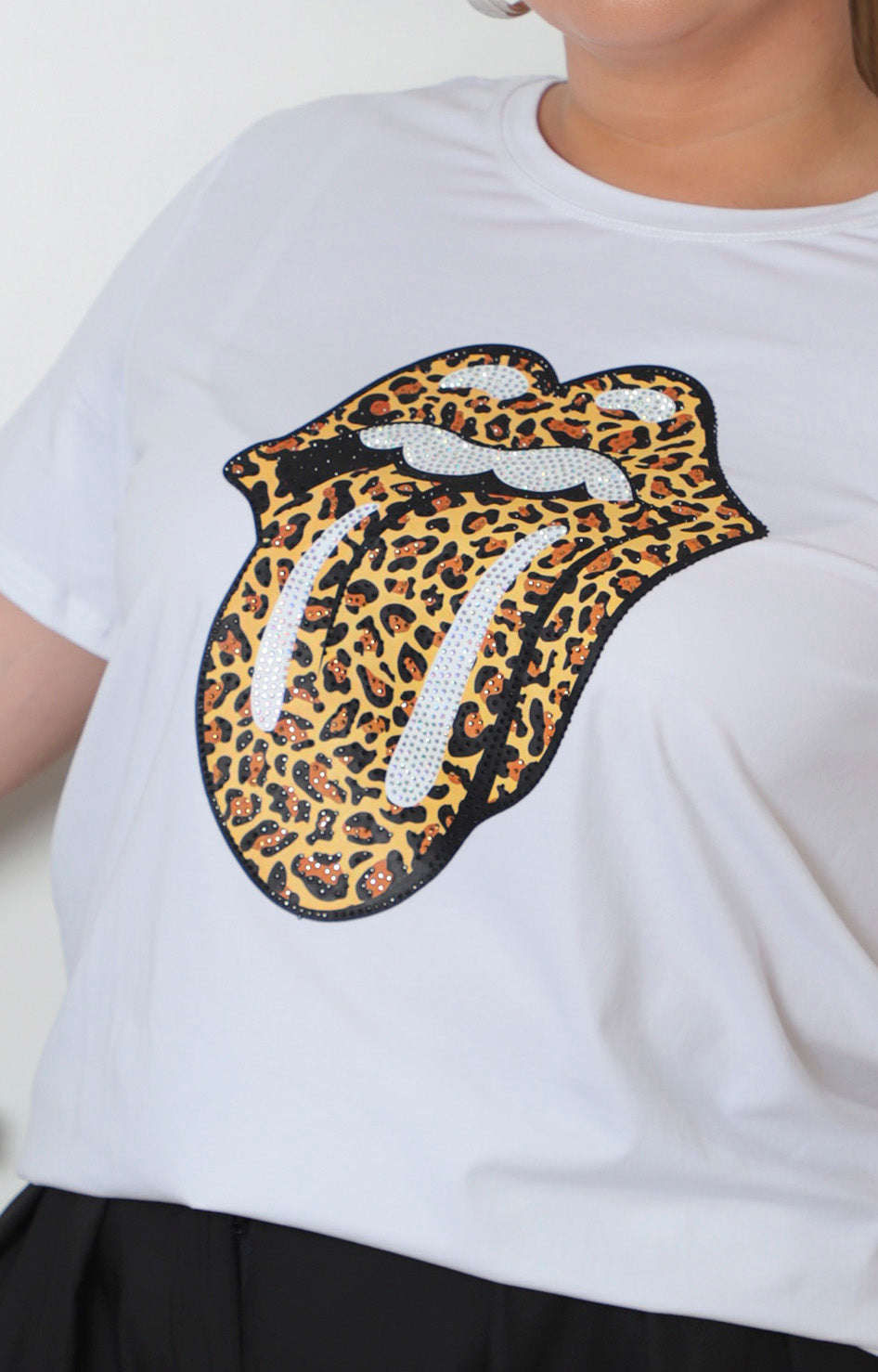 Blusa animal print con pedrería de la marca Boutiquemirel, blusa curva con diseño elegante y detalles brillantes en la tela.