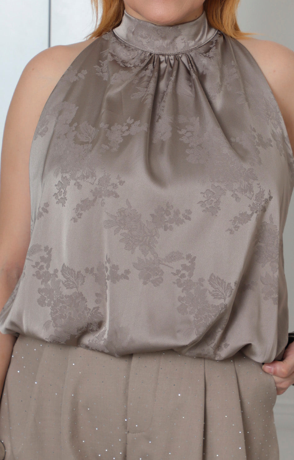 Blusa satinada con cuello de lazo