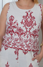 Conjunto beige con estampado decorativo