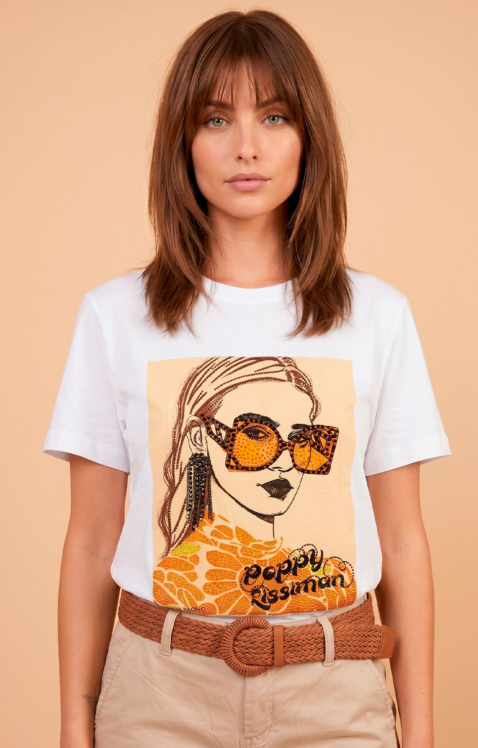 Blusa blanca con estampado y aplicaciones