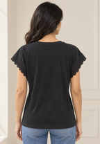 Blusa negra con flor plisada en hombro