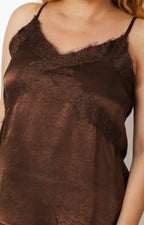 Blusa lencera satinada con encaje