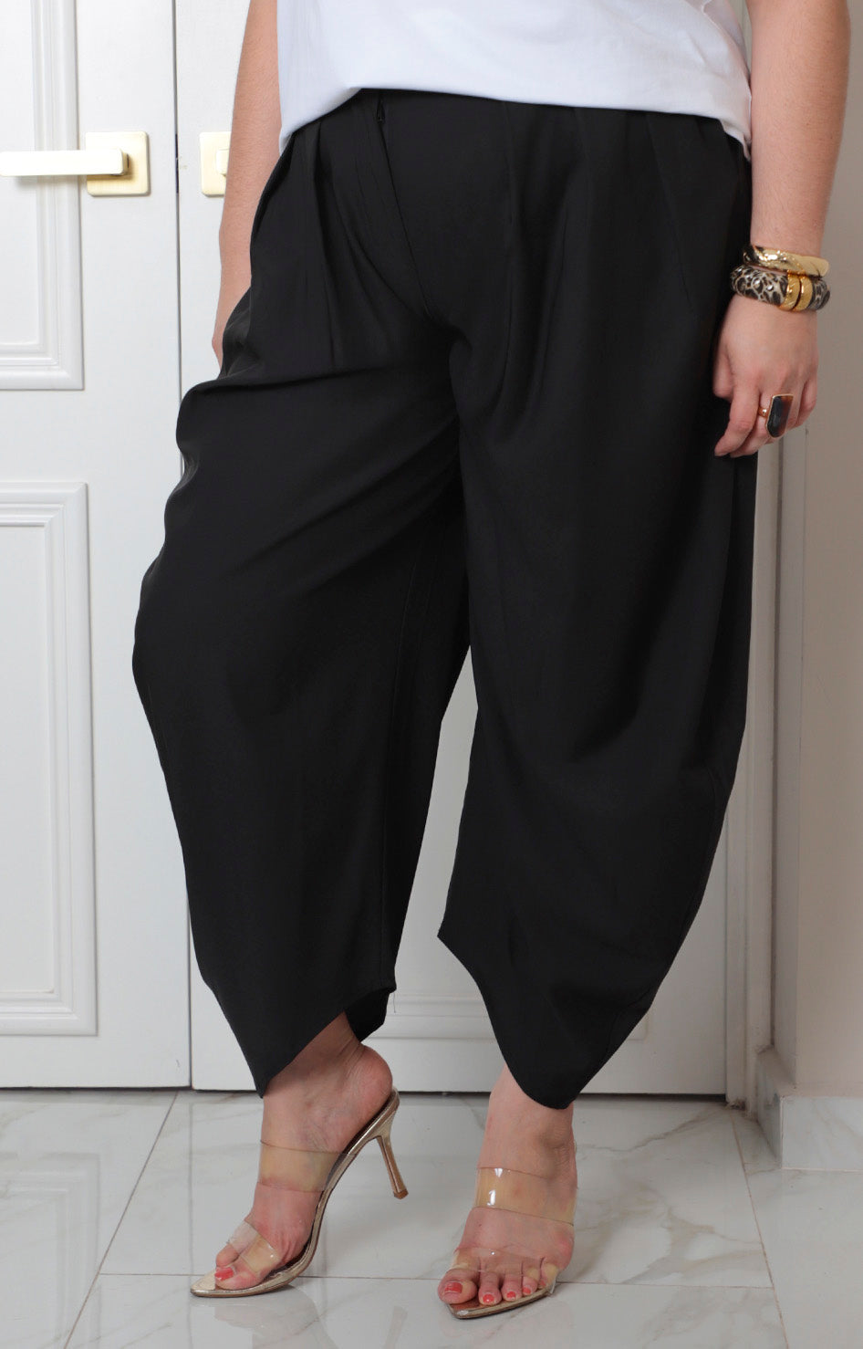 Pantalón negro curvy con pinzas y botón de la marca Boutiquemirel, mostrando el diseño elegante y ajuste ajustado en la cintura.