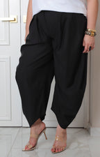 Pantalón negro curvy con pinzas y botón de la marca Boutiquemirel, mostrando el diseño elegante y ajuste ajustado en la cintura.