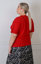 Blusa con botones dorados estilo militar de la marca Boutiquemirel, diseñada para mujeres curvy, en color beige con detalles en el frente.