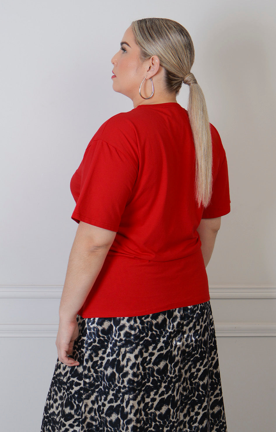 Blusa con botones dorados estilo militar de la marca Boutiquemirel, diseñada para mujeres curvy, en color beige con detalles en el frente.