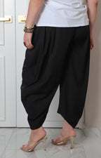 Pantalón negro con pinzas y botón de la marca Boutiquemirel, estilo curvy, en tela elegante y ajuste cómodo.