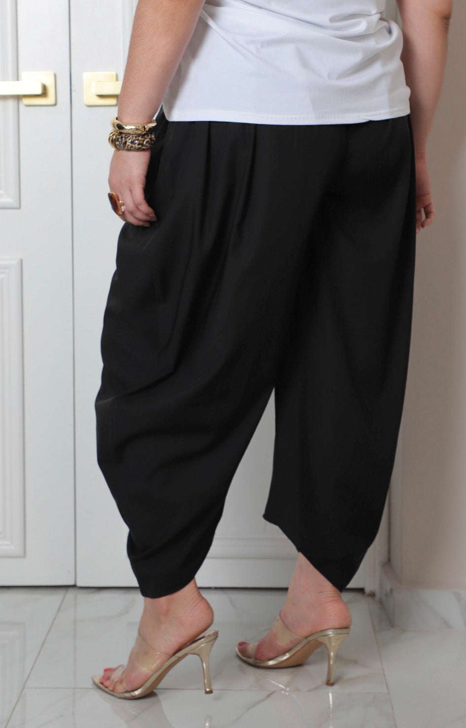 Pantalón negro con pinzas y botón de la marca Boutiquemirel, estilo curvy, en tela elegante y ajuste cómodo.