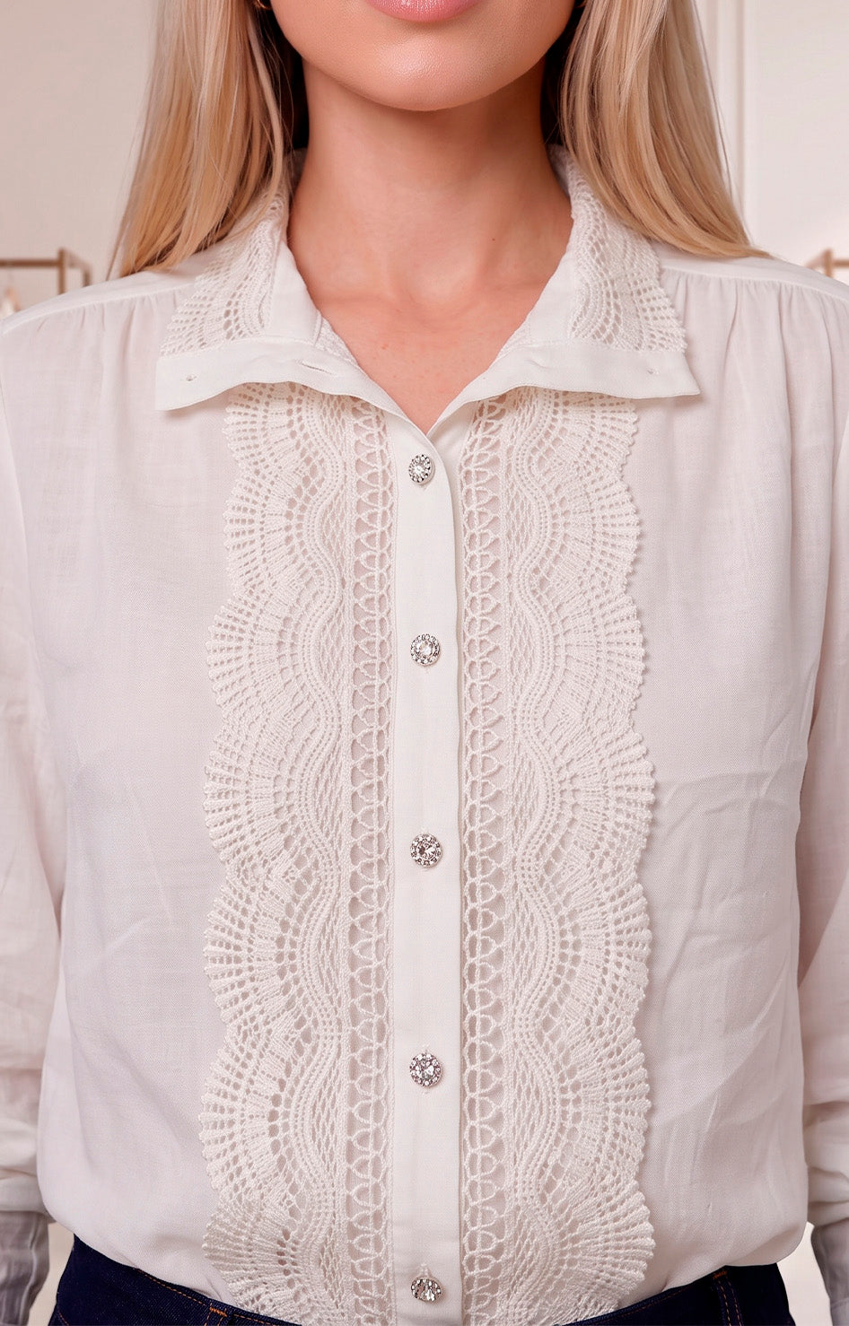 Blusa con encaje frontal