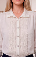 Blusa con encaje frontal