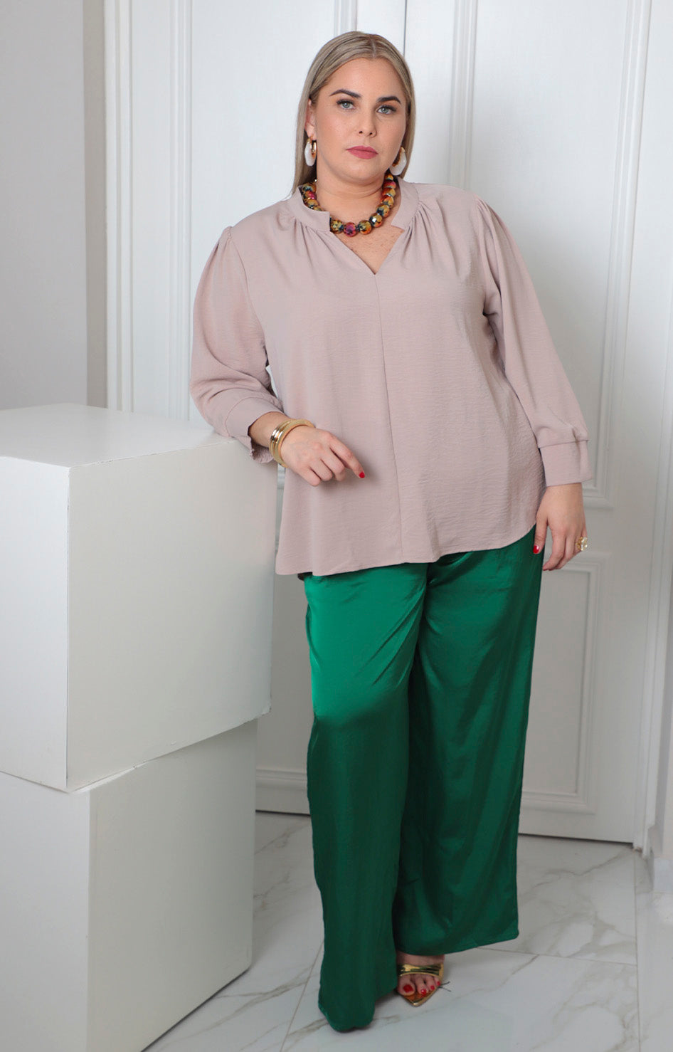 Blusa beige curvy Boutiquemirel con puños elásticos y diseño elegante