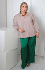Blusa beige curvy Boutiquemirel con puños elásticos y diseño elegante
